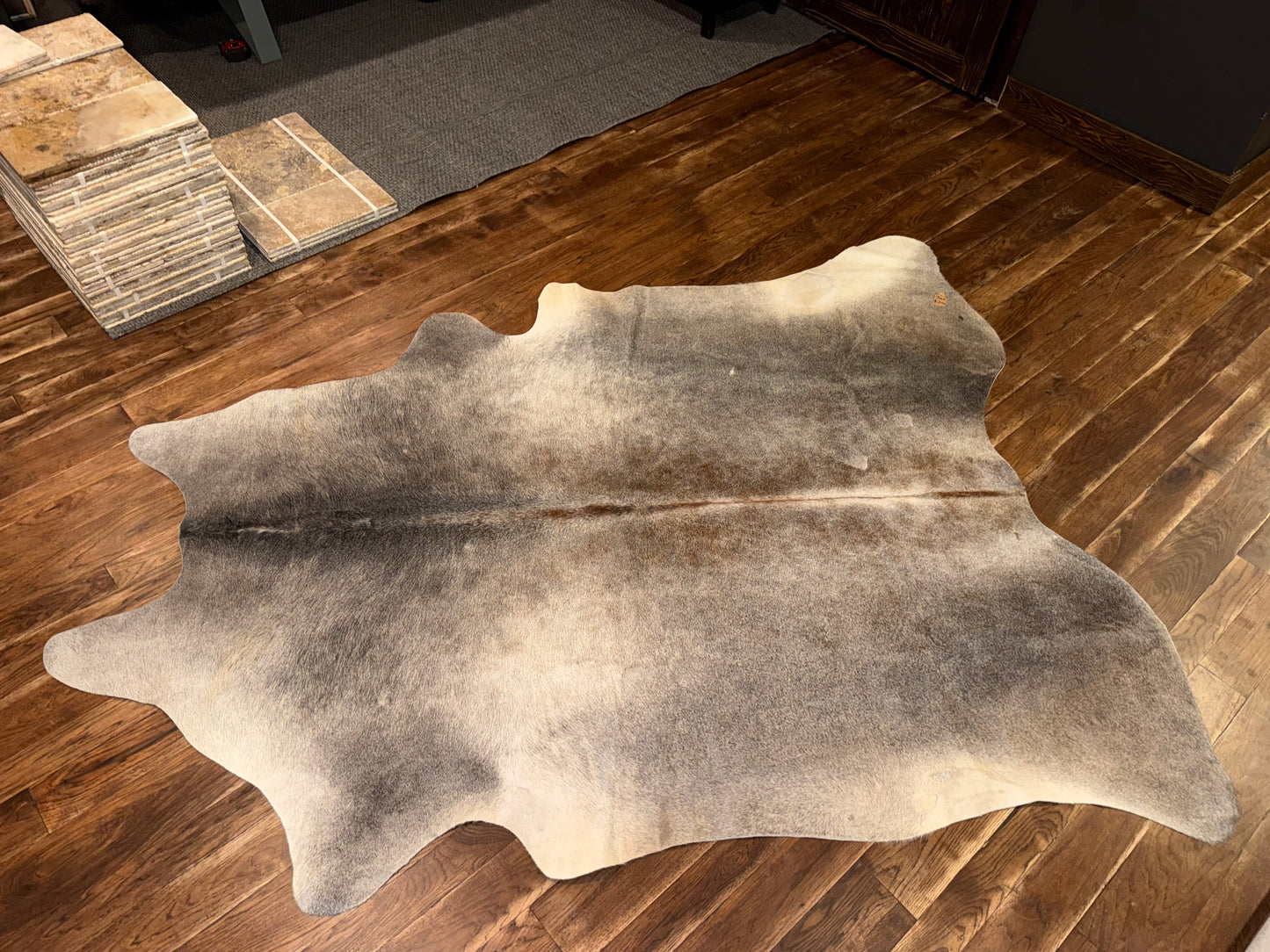 AT - Gray Brahman - Rug 1